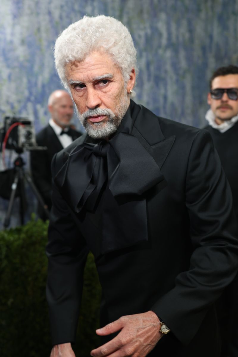 Bad Bunny, con traje de Zara y aspecto enjevecido en la alfombra roja de la Gala Met 2026