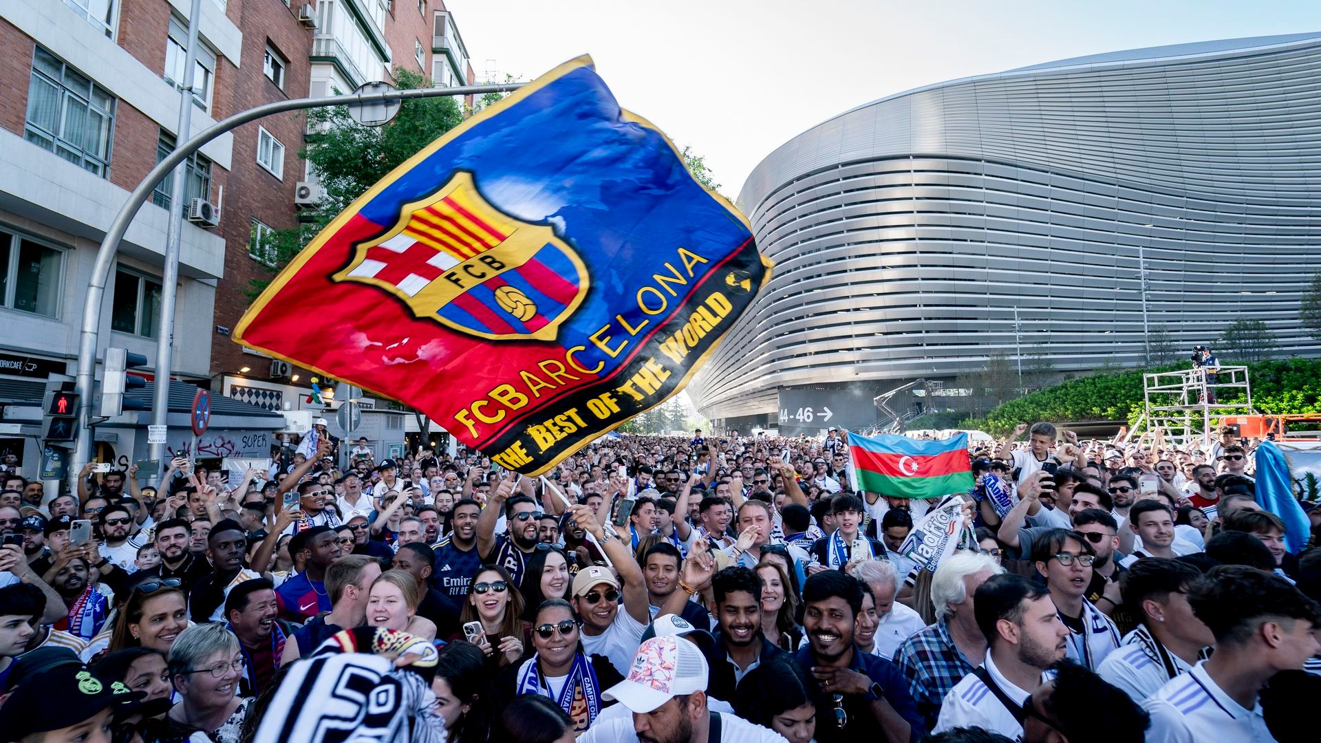 Bandera del Barcelona en el Bernabéu