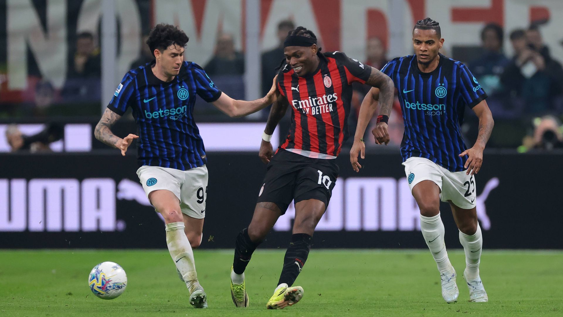 Bastoni y Akanji durante un partido del Inter de Milán