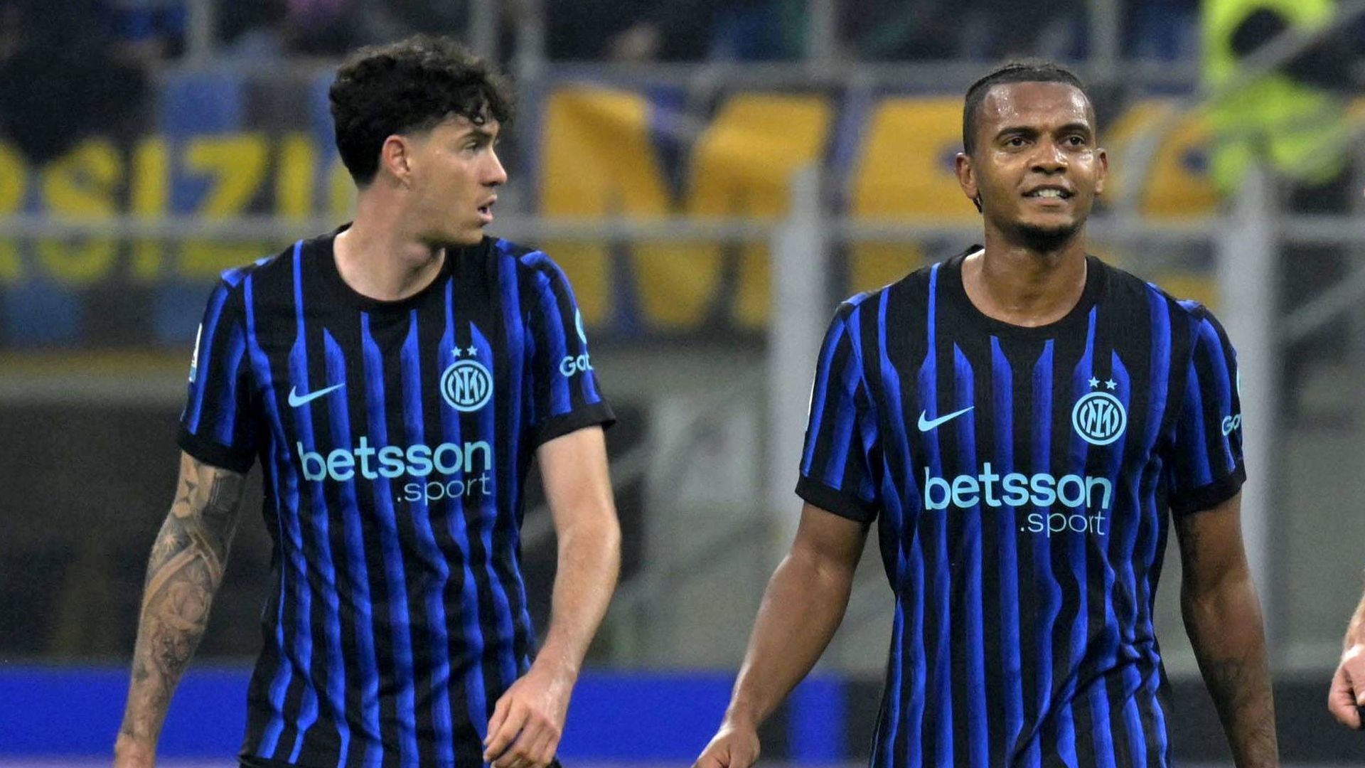 Bastoni y Akanji en un partido del Inter de Milán