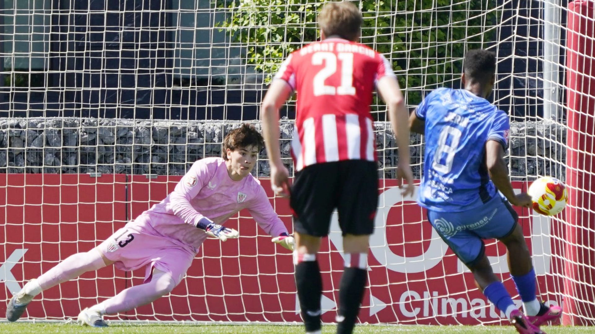 Beñat García ve al meta Mikel Santos parar un penalti
