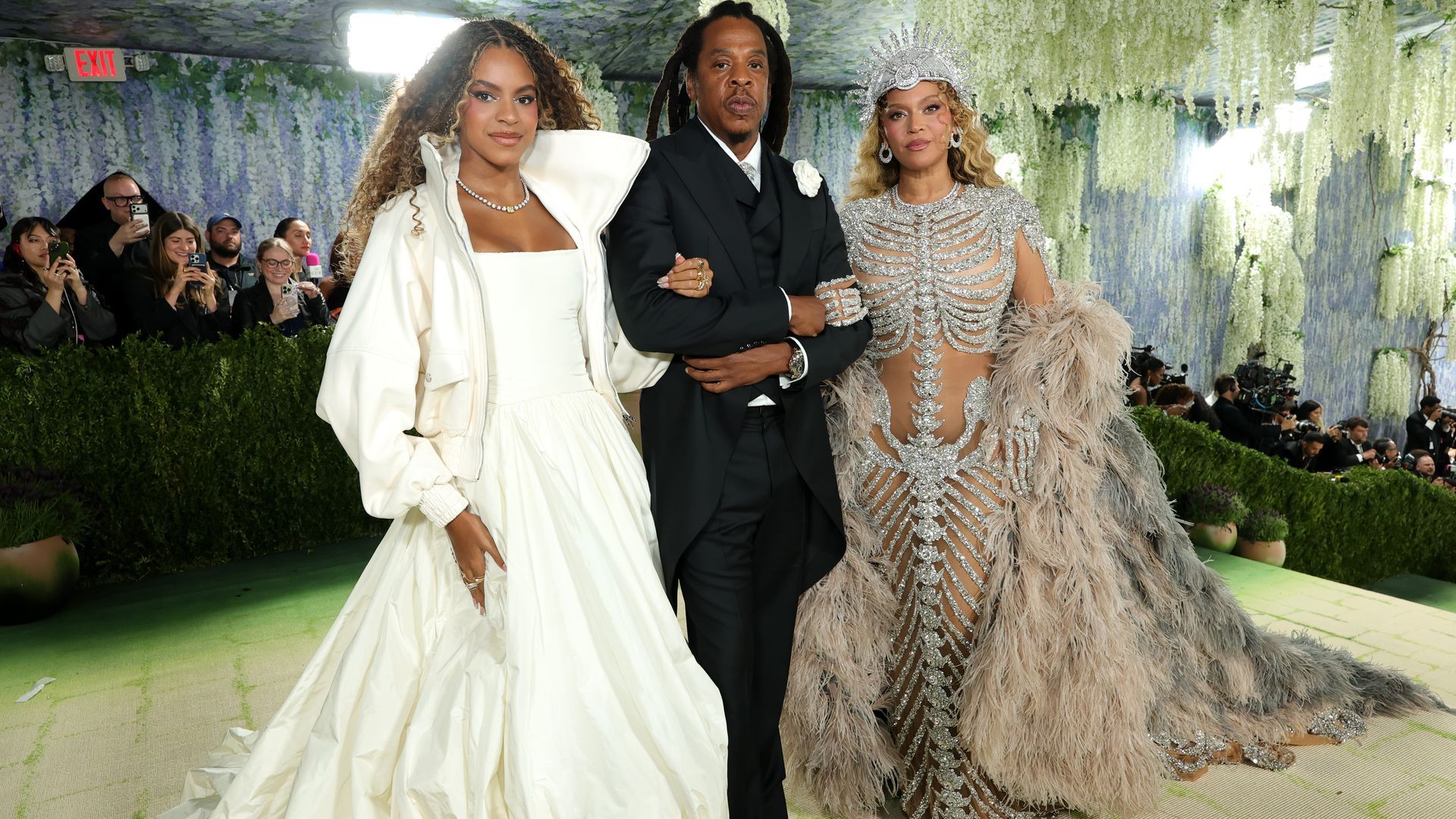Blue Ivy, Jay-Z y Beyoncé, posando en la alfombra roja de la Gala Met 2026