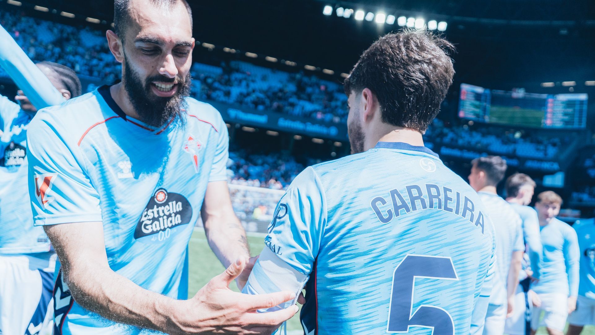 Borja Iglesias pone a Sergio Carreira el brazalete de capitán