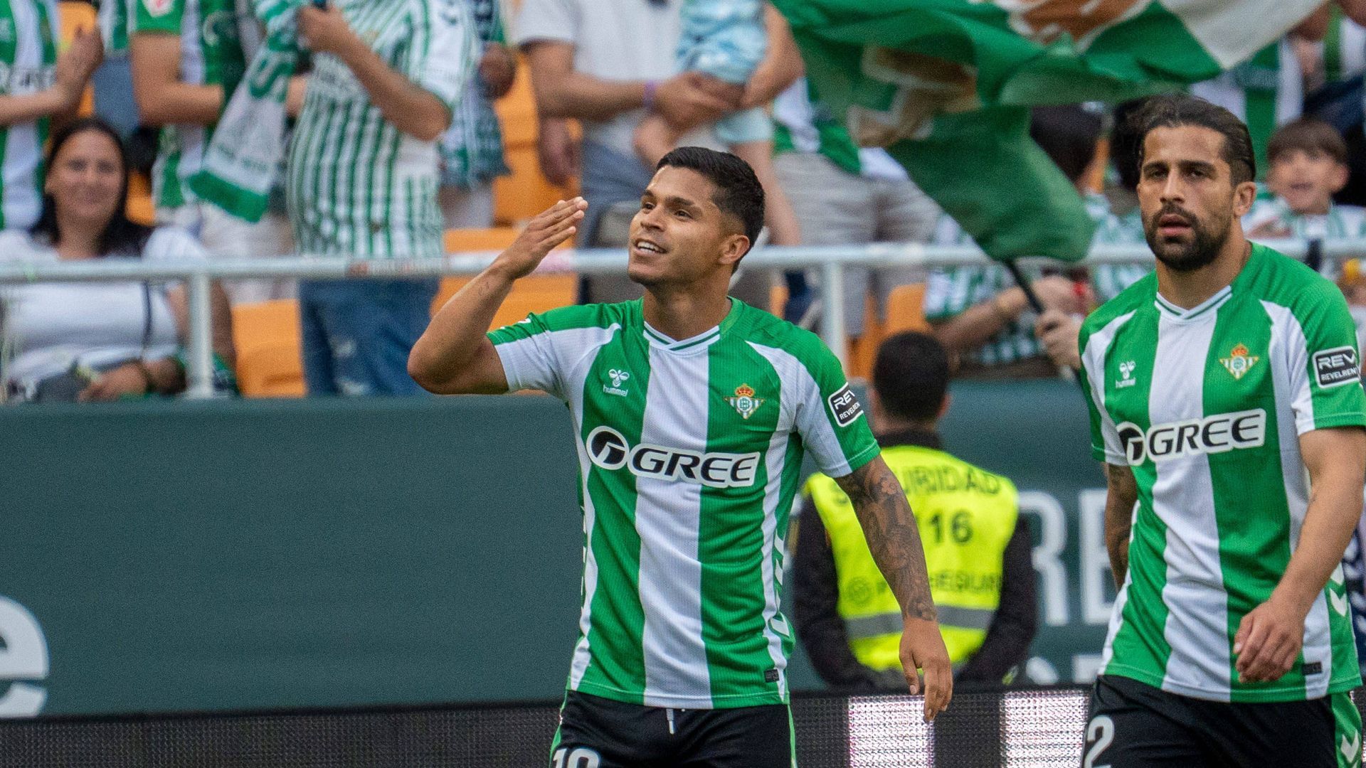 Cucho Hernández celebrando un gol con el Real Betis