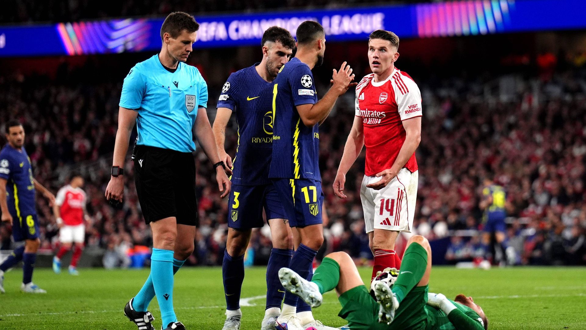 Daniel Siebert en el Arsenal - Atlético