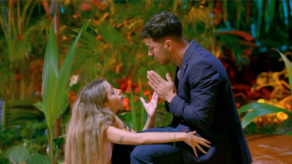 Álex entra por sorpresa en la hoguera de Ainhoa y viven su cara a cara más duro: "Te está fallando la cabeza"