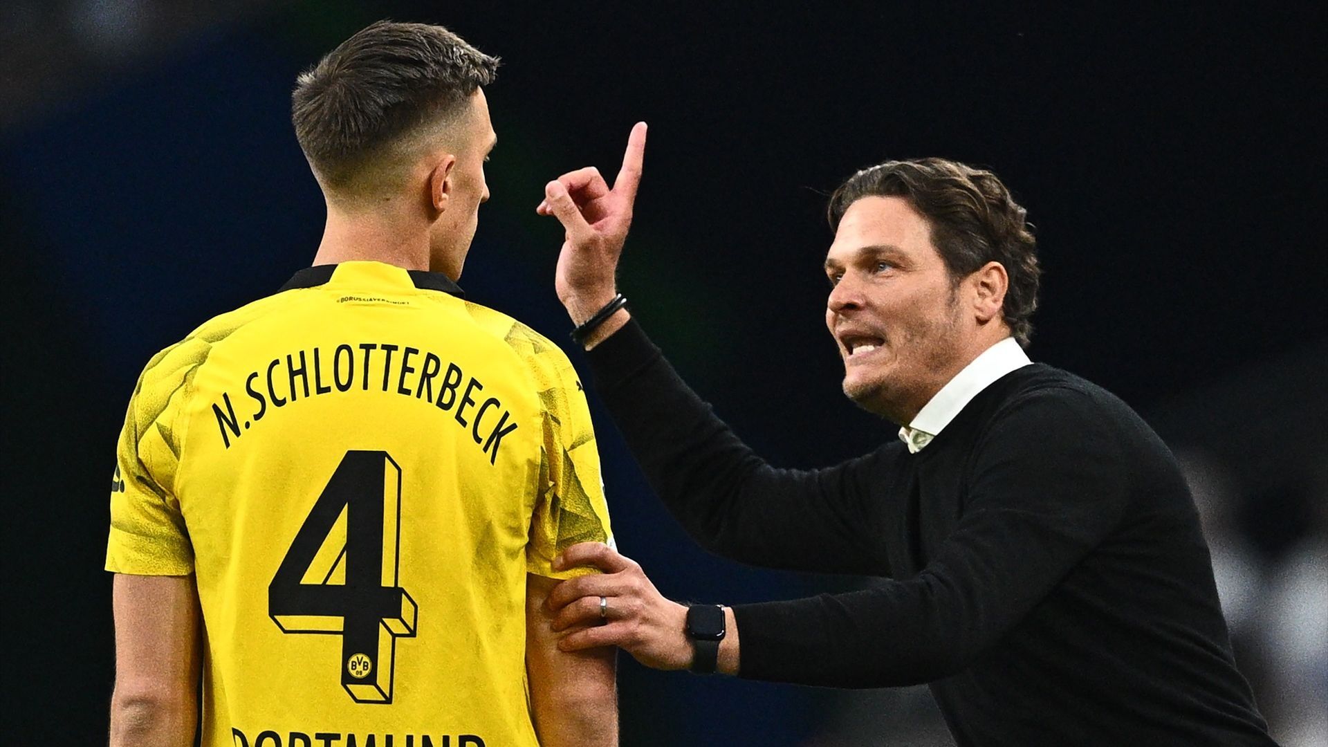 Edin Terzic da órdenes en su etapa en el Borussia de Dortmund