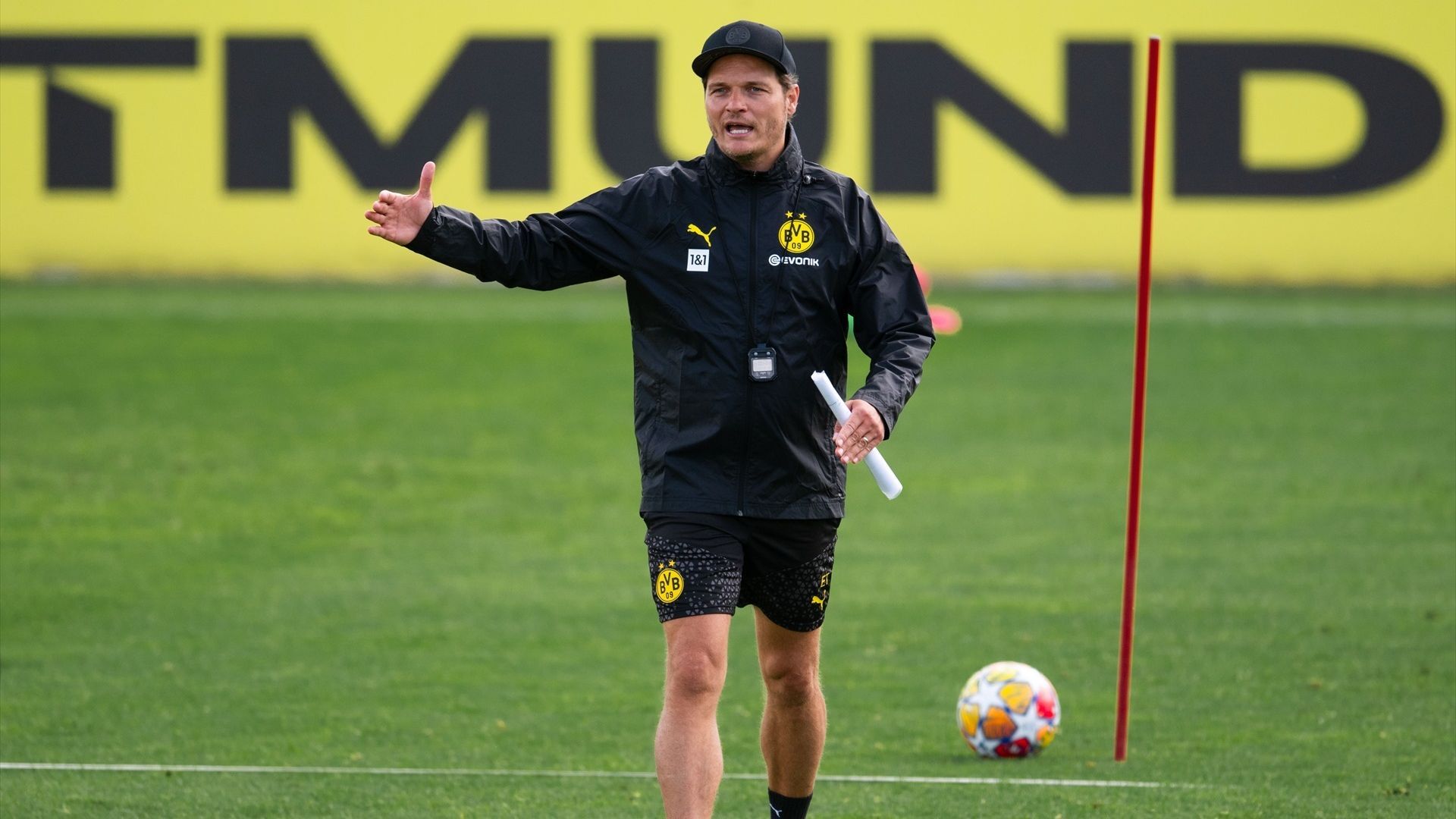 Edin Terzic, en un entrenamiento del Borussia de Dortmund