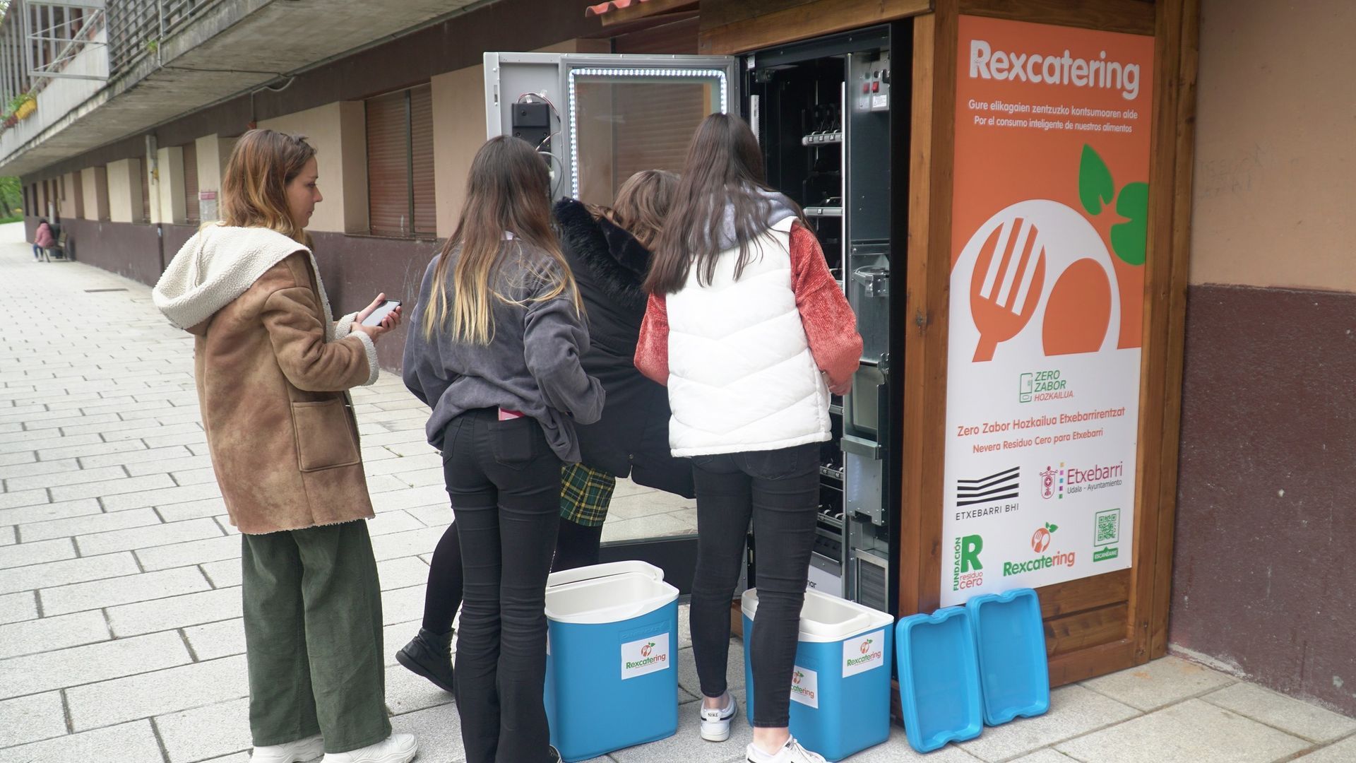 El alumnado junto al personal de cocina envasa, termosella, enfría y transporta los envases 100% compostables del excedente diario del comedor hasta las máquinas de vending gratuitas