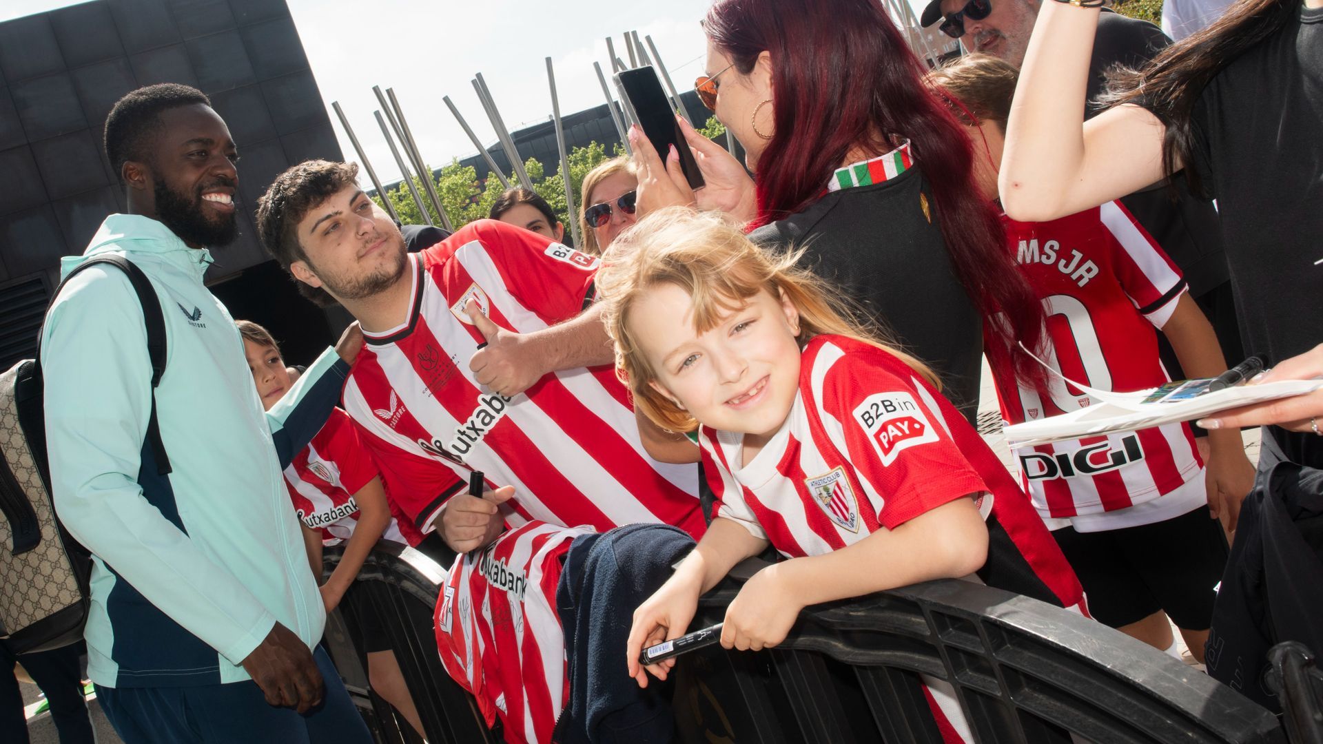 El capitán Iñaki Williams posa con aficionados en Madrid