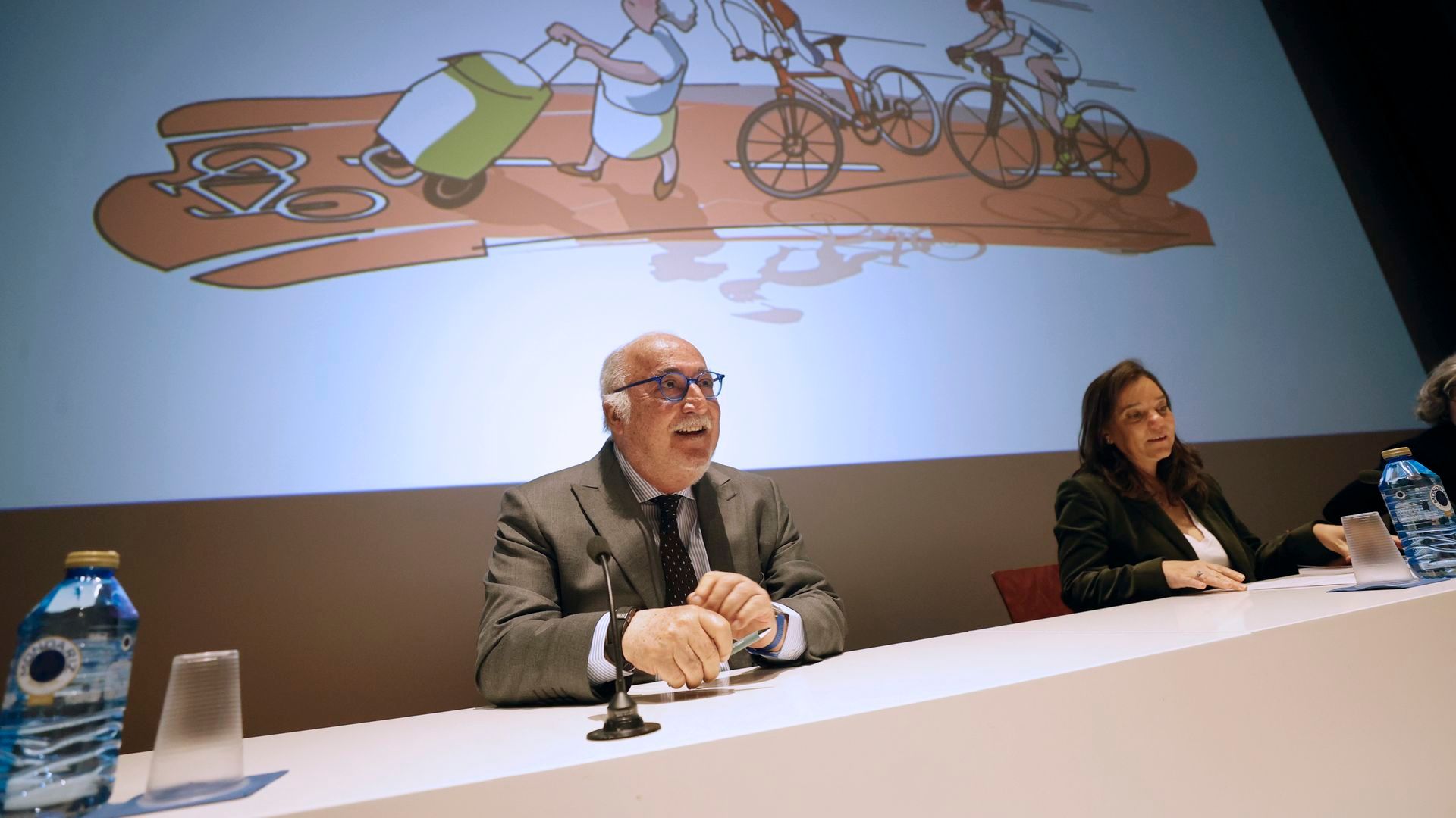 El director general de Tráfico, Pere Navarro, defiende la baliza V-16: "Todos son ventajas, deberíamos estar orgullosos"