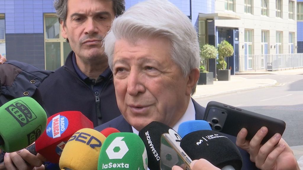 Enrique Cerezo bromea con el horario inglés, explica el cambio de hotel y los fuegos artificiales: "Es buena señal"