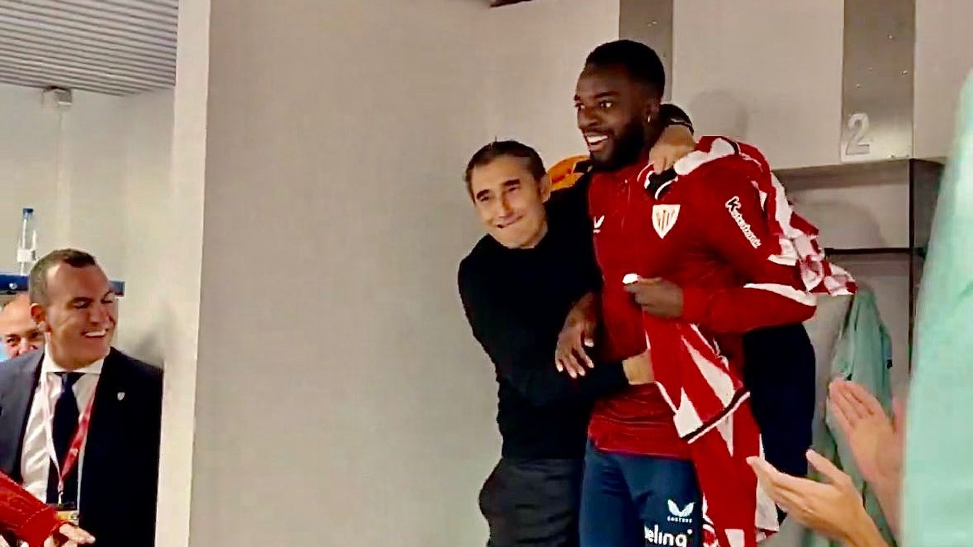 Ernesto Valverde se abraza con Iñaki Williams en el vestuario de Mendizorrotza