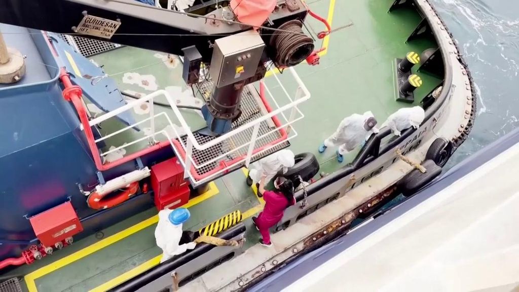 España aparca la posibilidad de que el crucero haga escala en Canarias y los expertos recomienda un rescate por aire a los sintomáticos