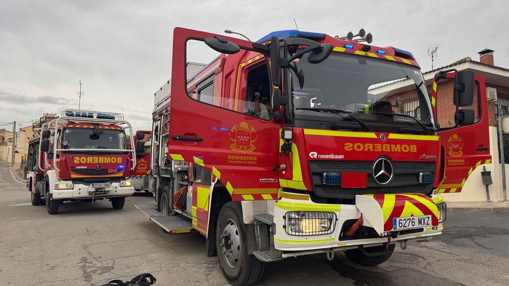 Los bomberos trabajan en la extinción de un fuego tras el derrumbe de tres viviendas unifamiliares en