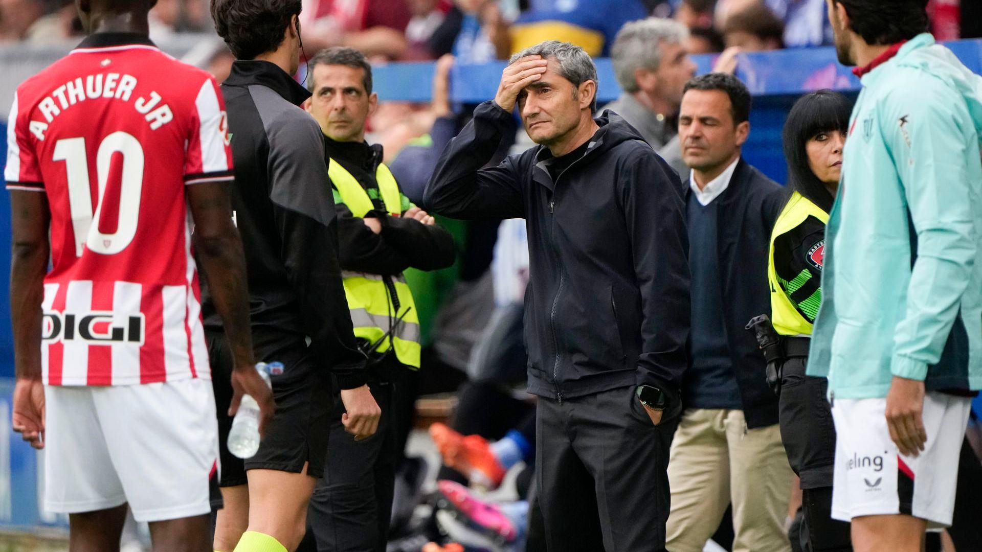 Gesto de Ernesto Valverde en el derbi ante el Alavés en Mendizorrotza
