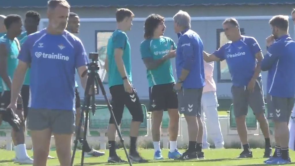 El 'pasillo' de los jugadores del Betis a Héctor Bellerín por sus 100 partidos