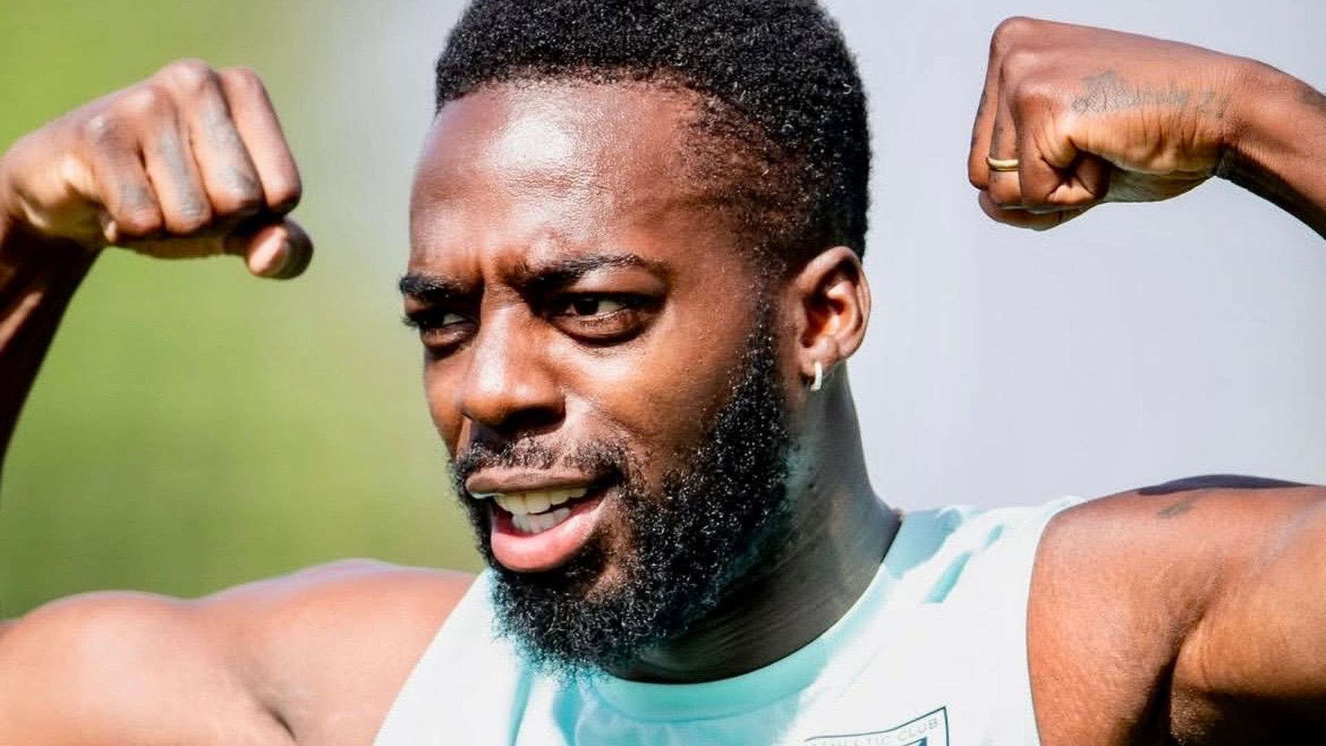 Iñaki Williams exhibe músculos en un entrenamiento en Lezama