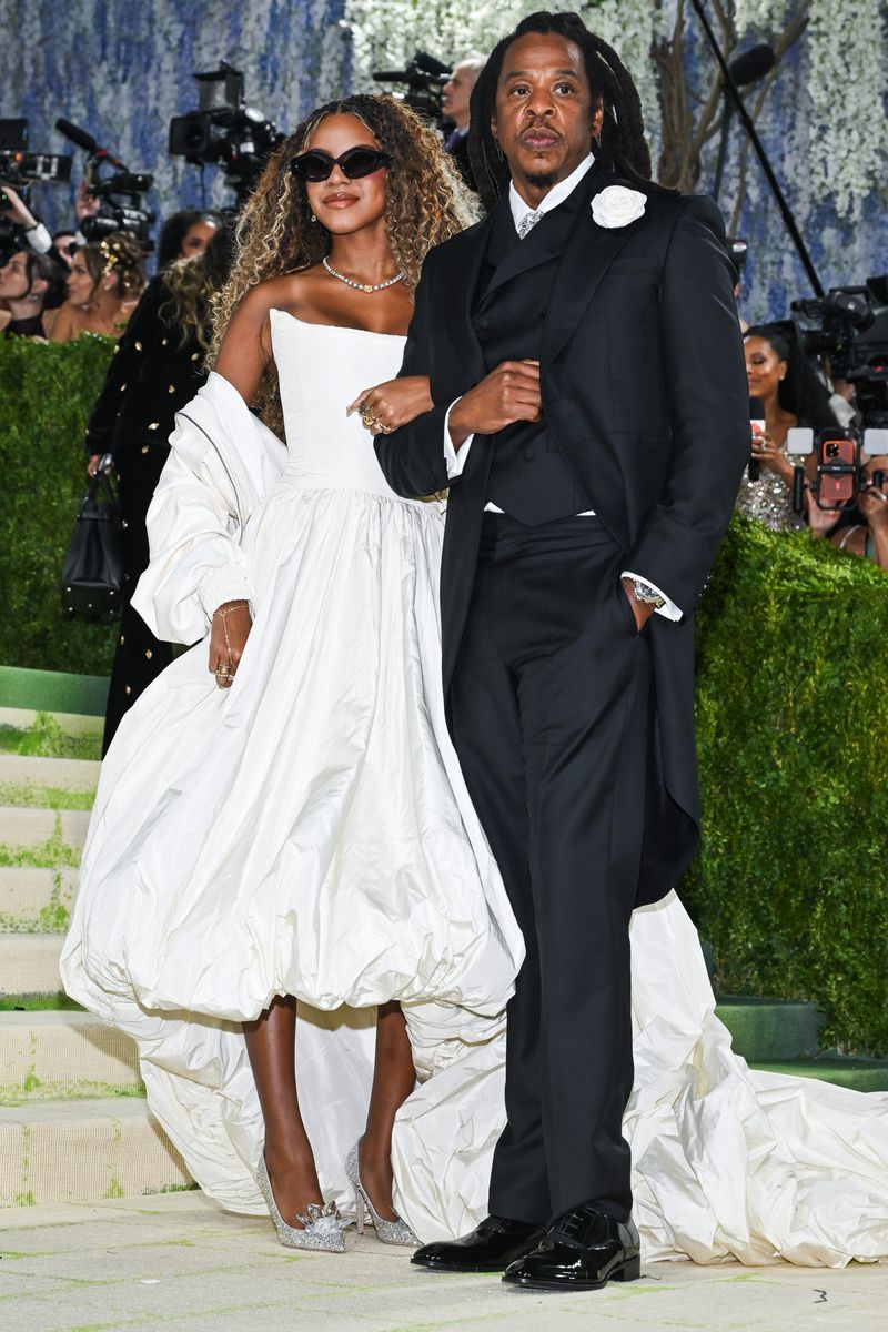 Jay-Z y su hija mayor, Blue Ivy, posan juntos durante el debut de esta en la Gala Met