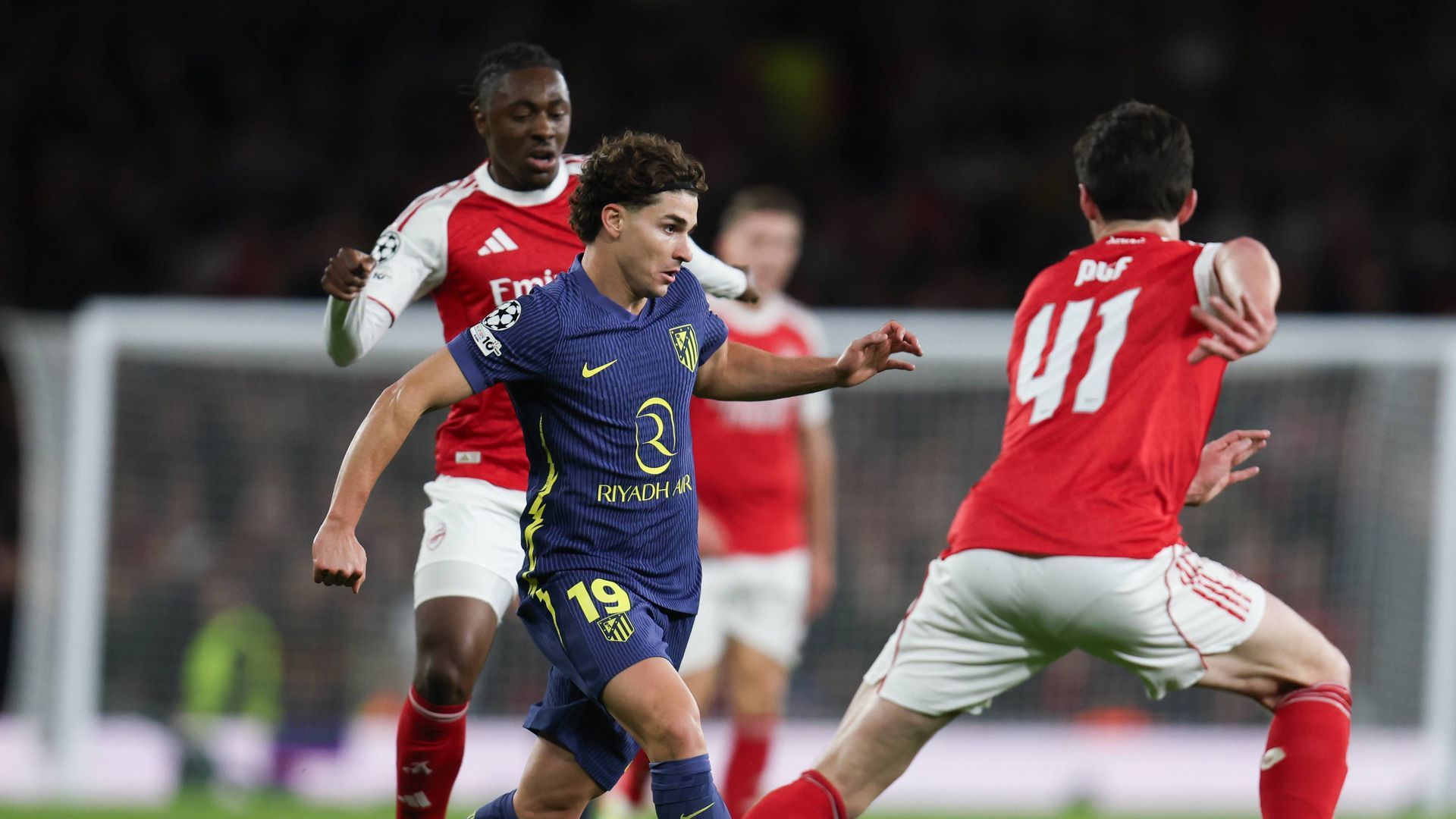 Julián Álvarez contra el Arsenal en el Emirates Stadium Julián Álvarez contra el Arsenal en el Emirates Stadium