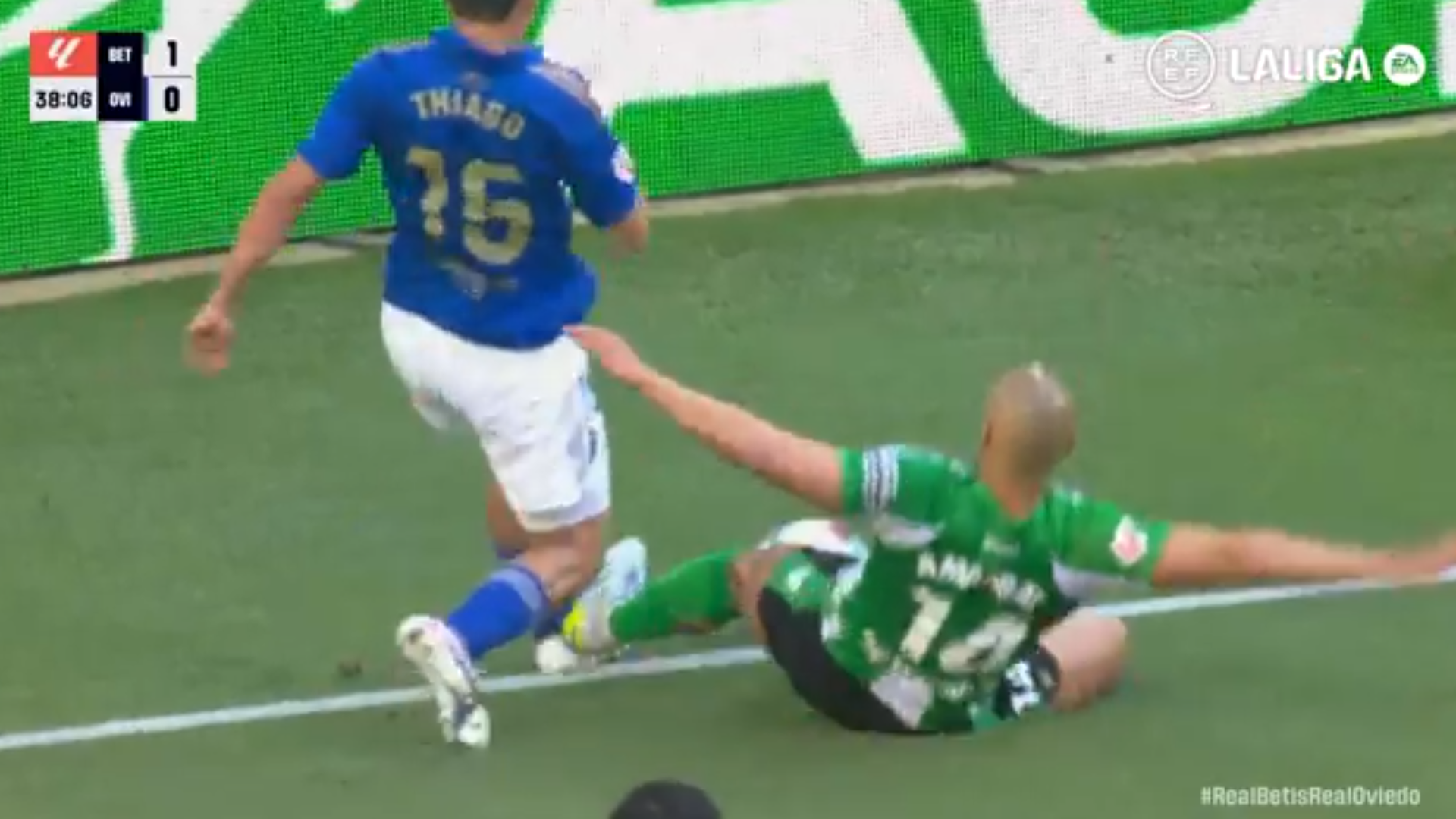 Lance entre Thiago Fernández y Amrabat