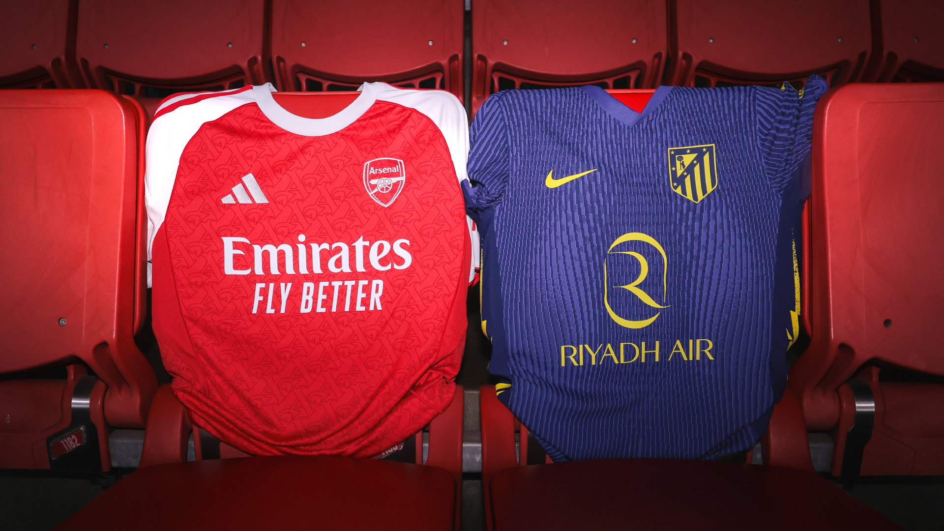 Las camisetas de Arsenal y Atlético de Madrid, en el Emirates Stadium