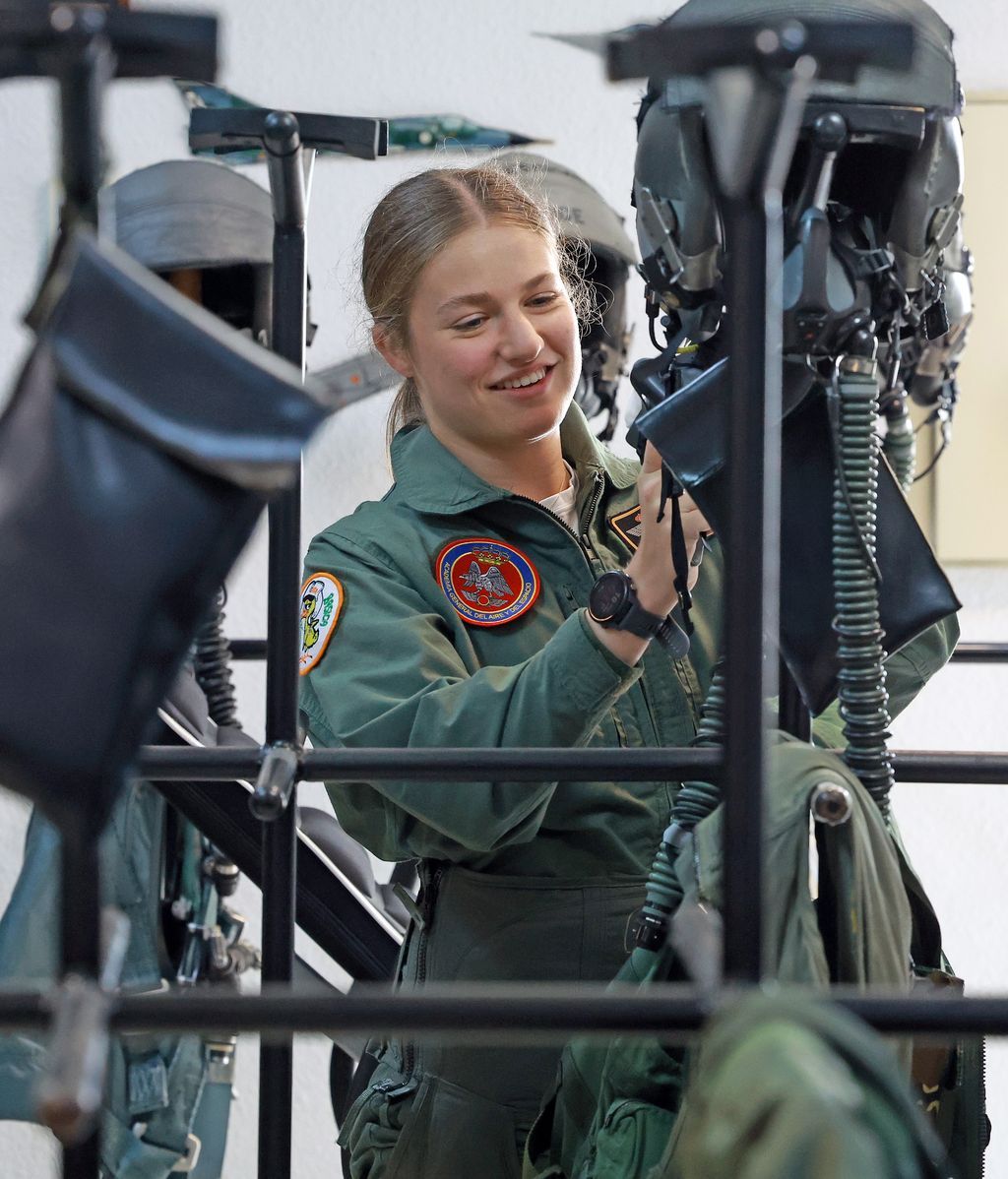 Leonor, con los preparativos antes de su vuelo de instrucción en el avión de combate F5 en el Ala 23 de Talavera la Real