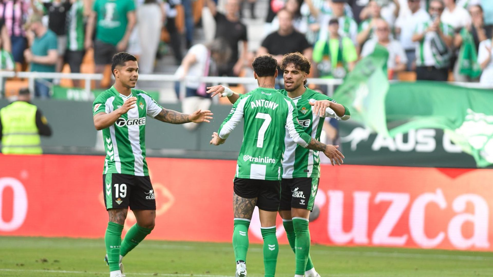 Los jugadores del Betis celebran el gol del Cucho al Oviedo