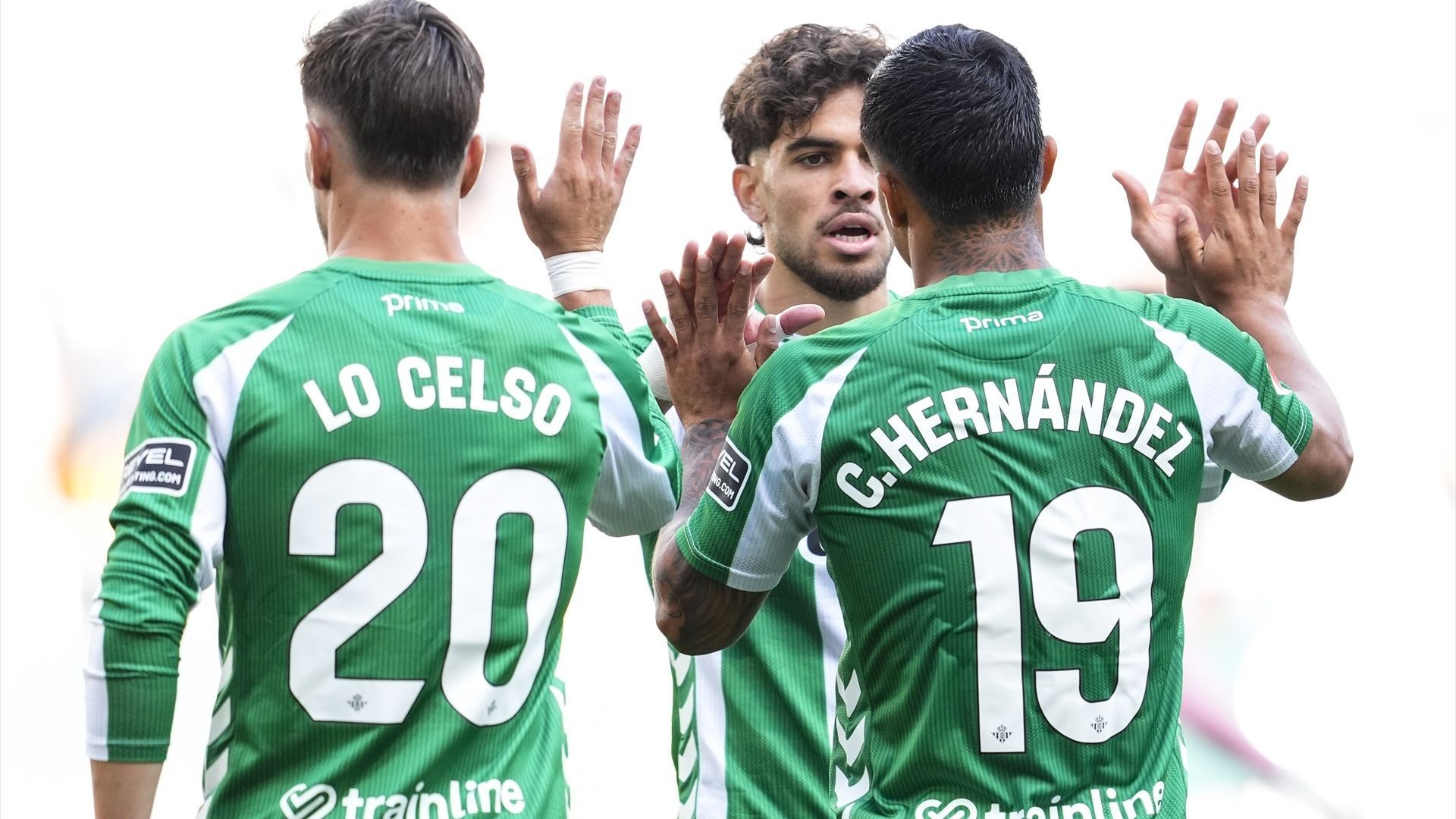 Los jugadores del Real Betis celebran uno de los goles ante el Real Oviedo