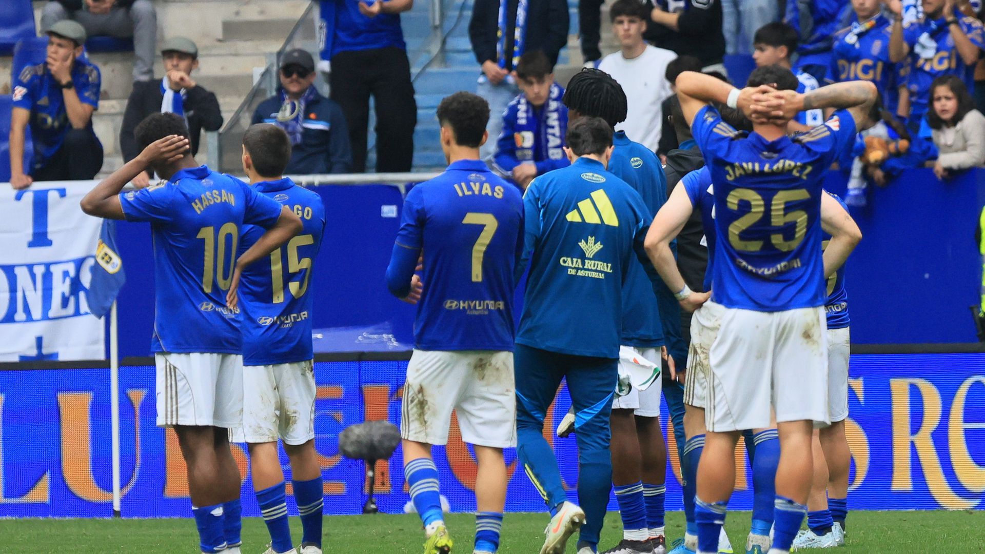 Los jugadores del Real Oviedo, tras el partido ante el Elche.