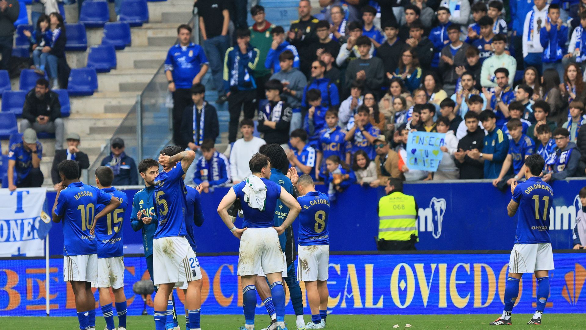 Los jugadores del Real Oviedo, tras el partido ante el Elche.