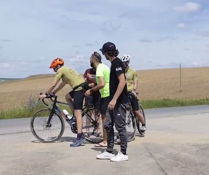 Los relevos terminaron haciéndose cada dos horas, mientras uno pedaleaba el resto le daba cobertura