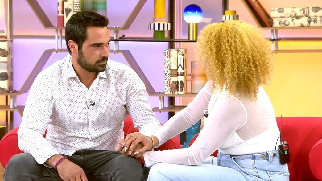 Mar le pide matrimonio a Albert a través de un huevo: 