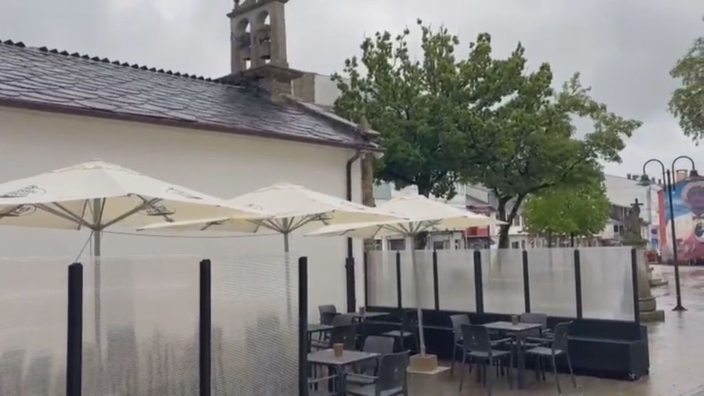 Polémica por una terraza instalada en el atrio de una iglesia de As Pontes.