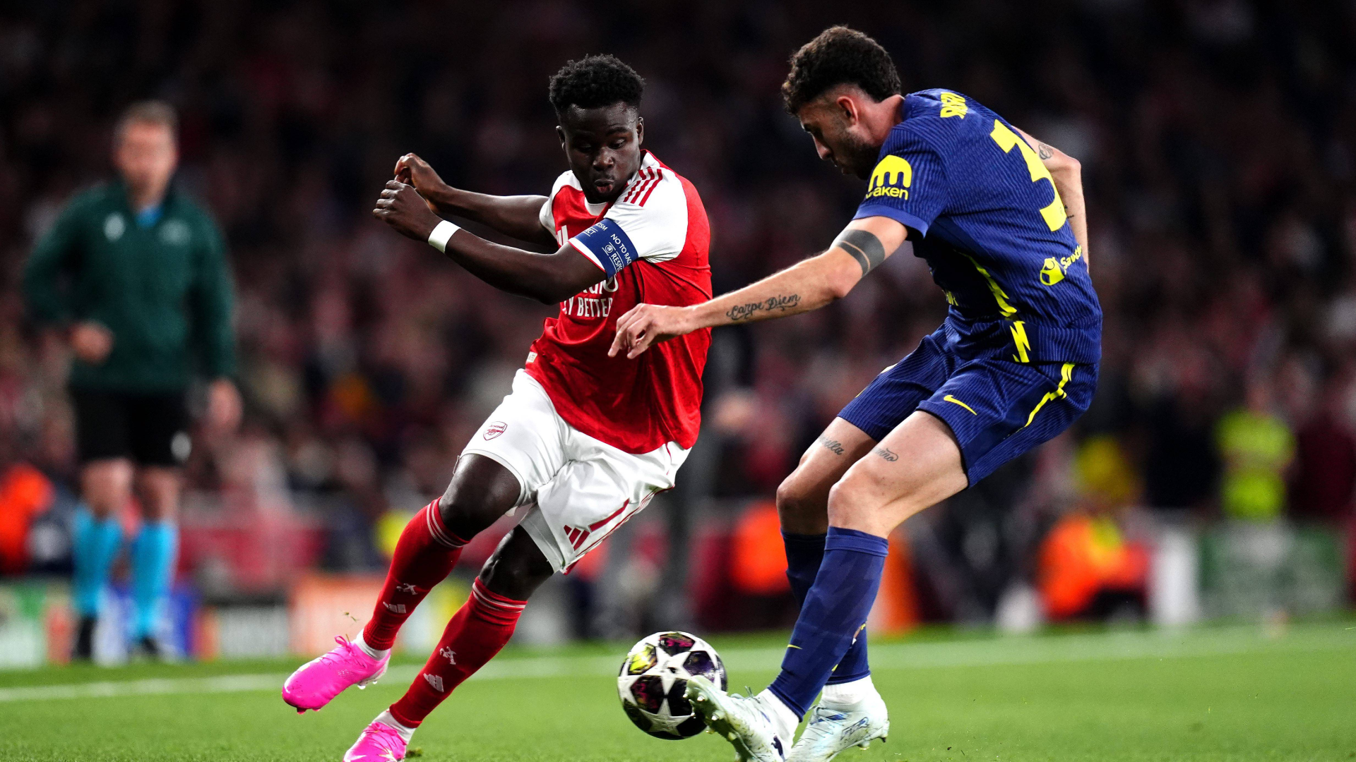 Saka, ante Ruggeri en el Arsenal-Atlético