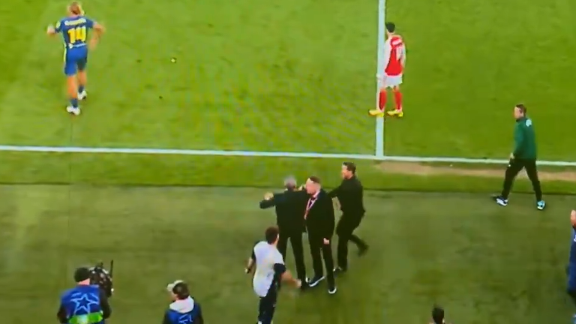 Simeone y Andrea Berta se pelean durante el Arsenal-Atlético