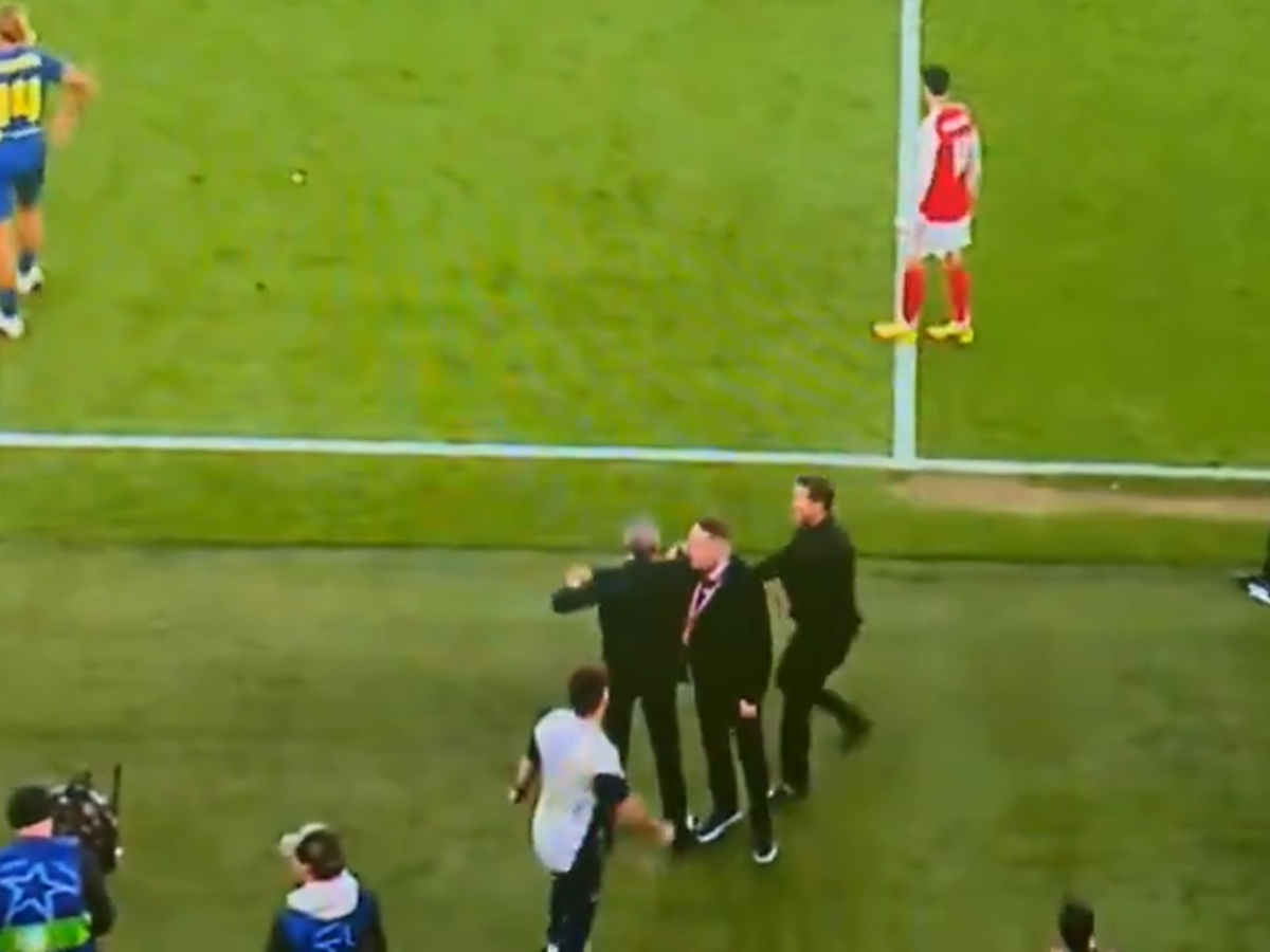 Simeone y Andrea Berta se pelean en la banda durante el Arsenal Atlético  Madrid
