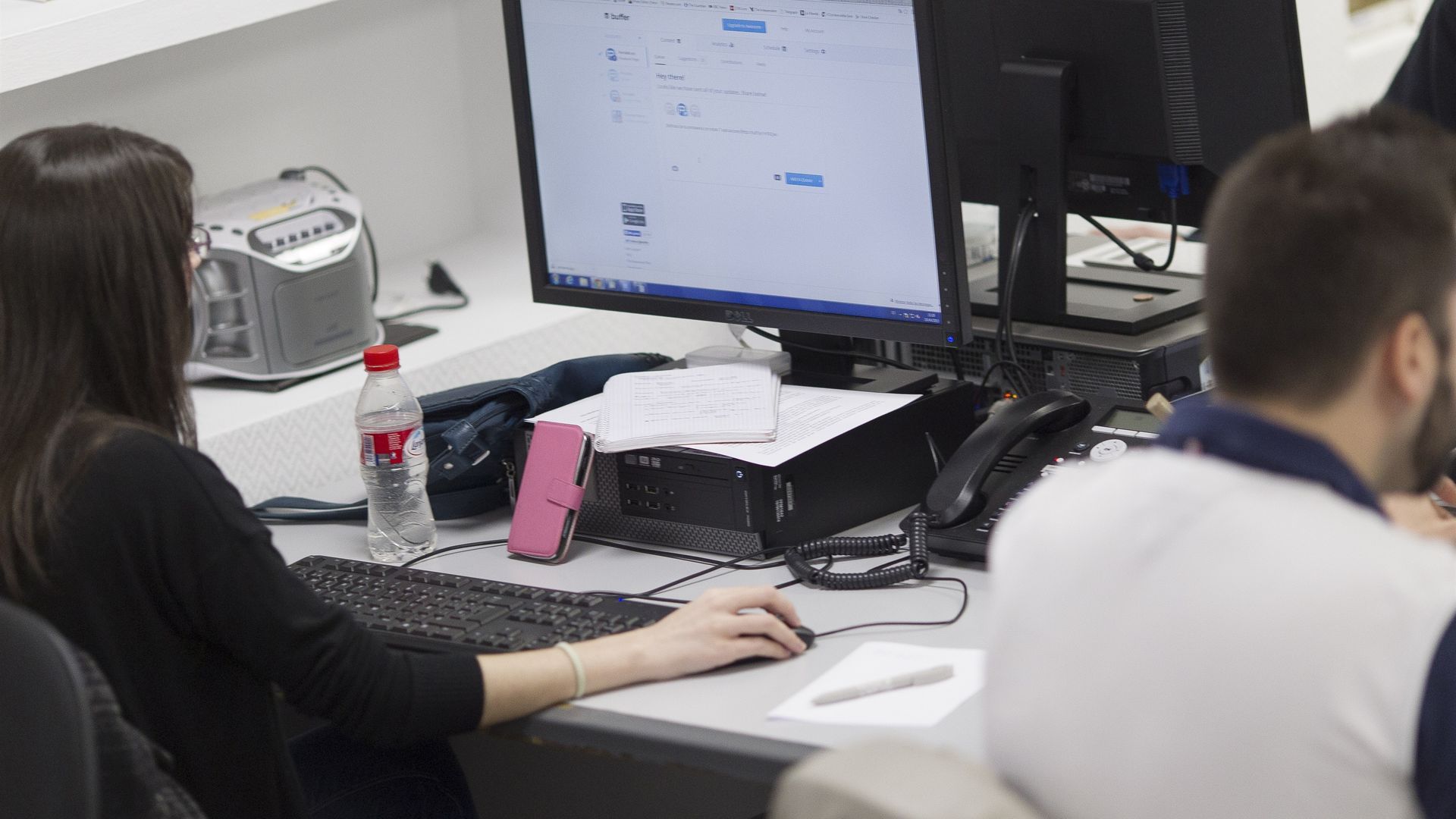 Trabajadores de la Administración Pública en una oficina de Murcia Trabajadores de la Administración Pública en una oficina de Murcia