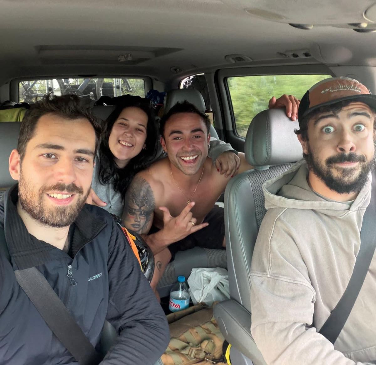 Varios de los participantes del reto en la furgoneta de apoyo durante el viaje