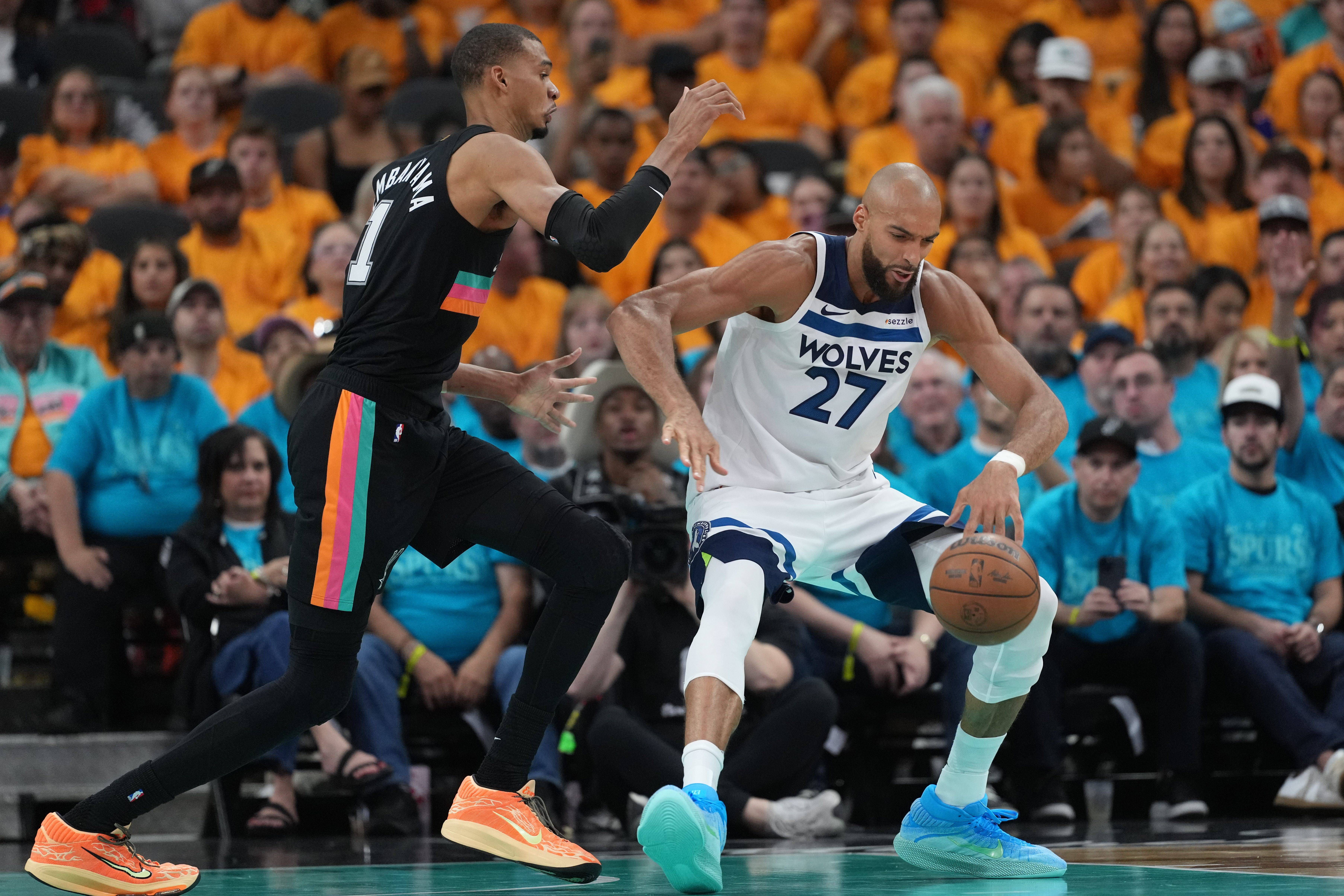 Victor Wembanyama y Rudy Gobert durante el primer partido de las semifinales de la Conferencia Oeste esta temporada