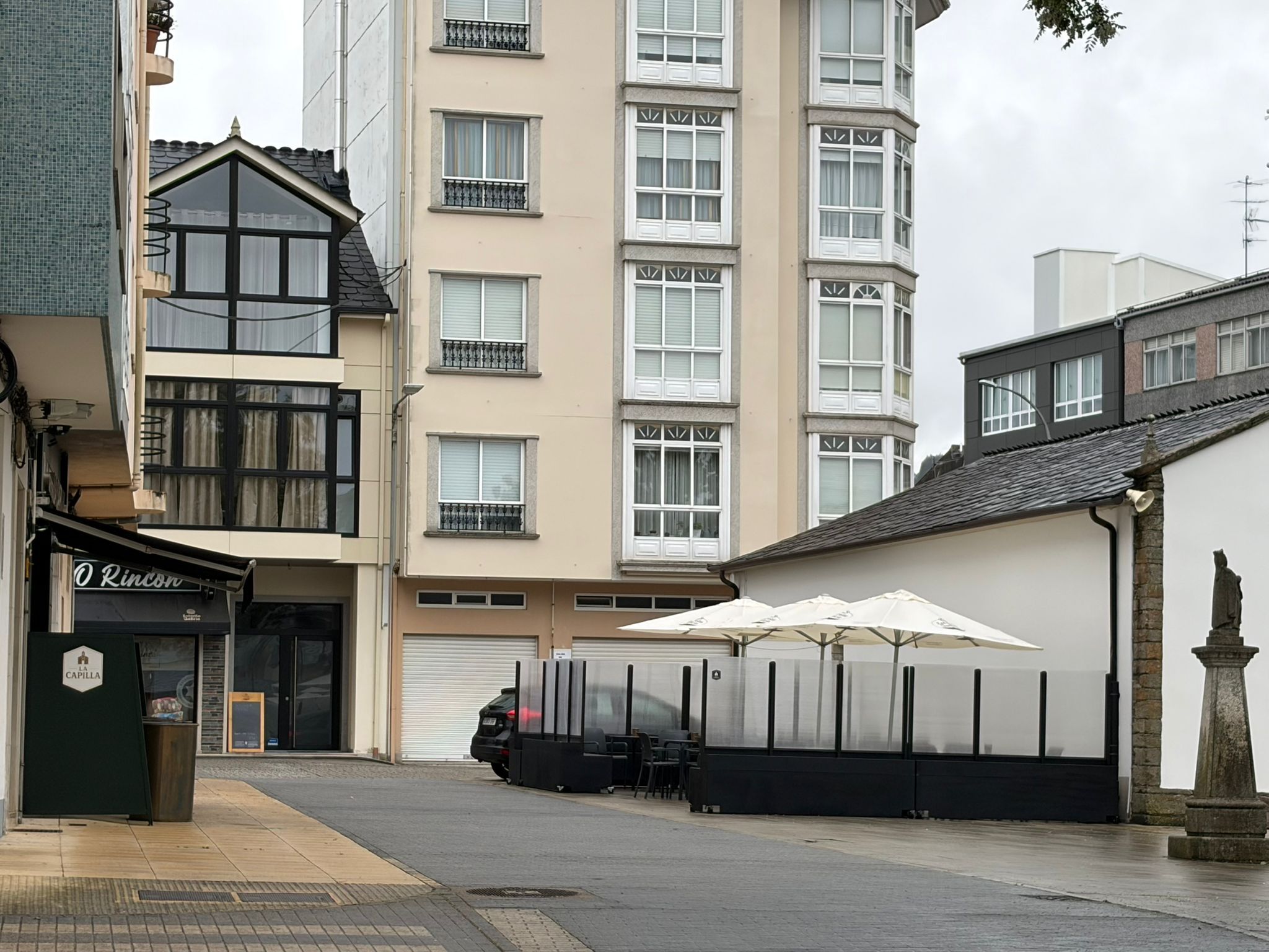 La terraza está instalada pegada a la capilla