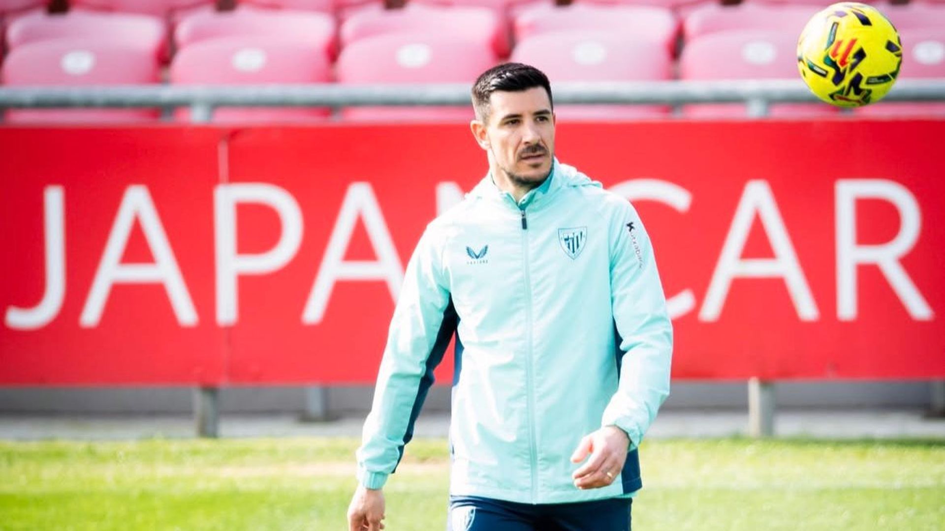 Yuri Berchiche da toques en un entrenamiento en Lezama