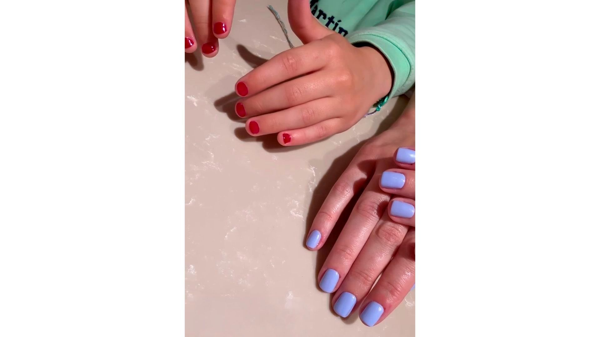Adara Molinero lleva a su hijo a hacerse la manicura