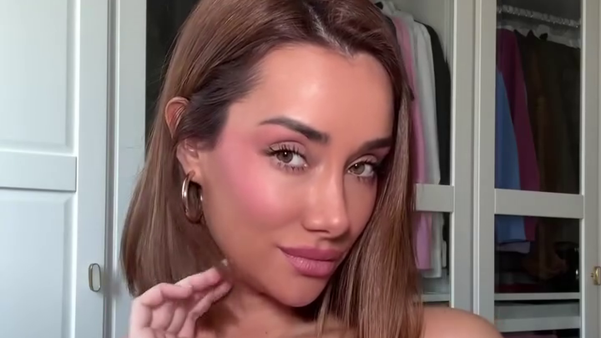 Adara Molinero lleva a su hijo a hacerse la manicura