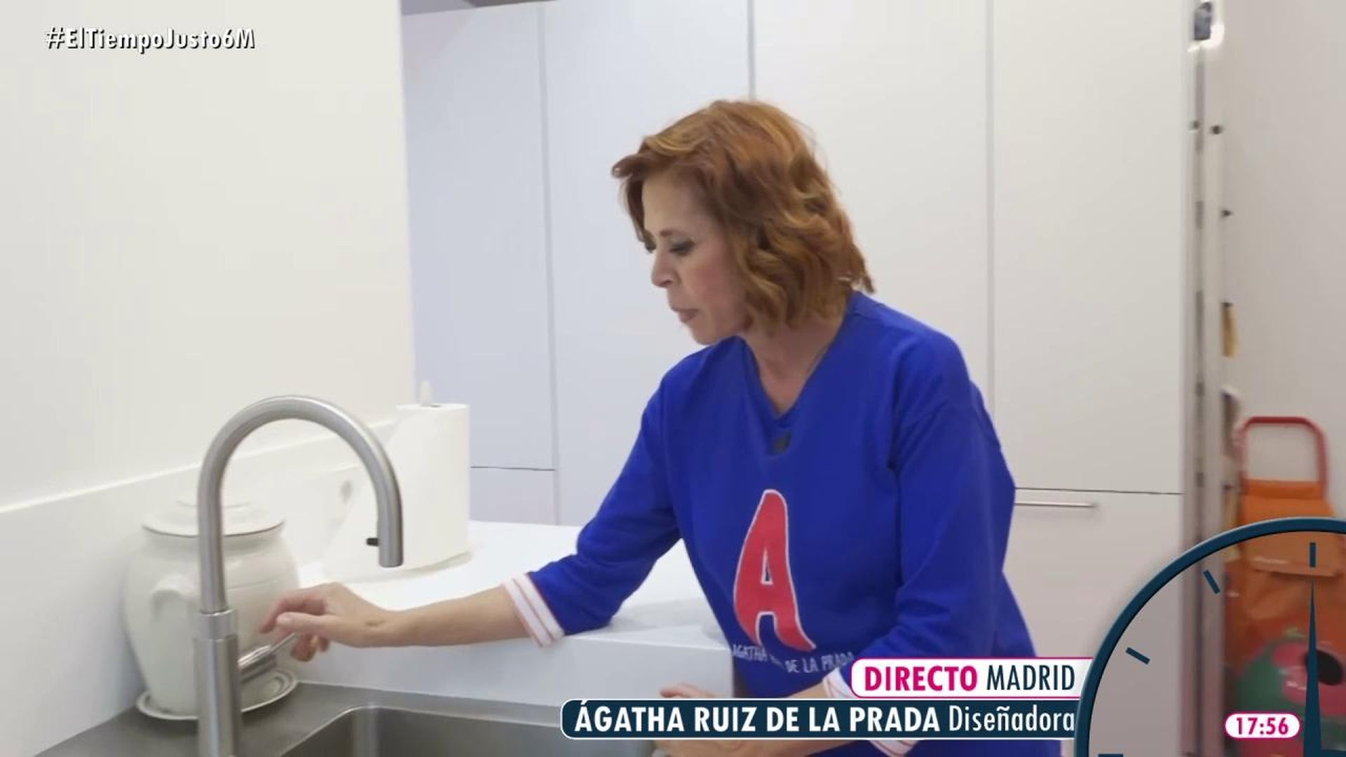 Agatha Ruíz de la Prada enseñando el grifo de su casa