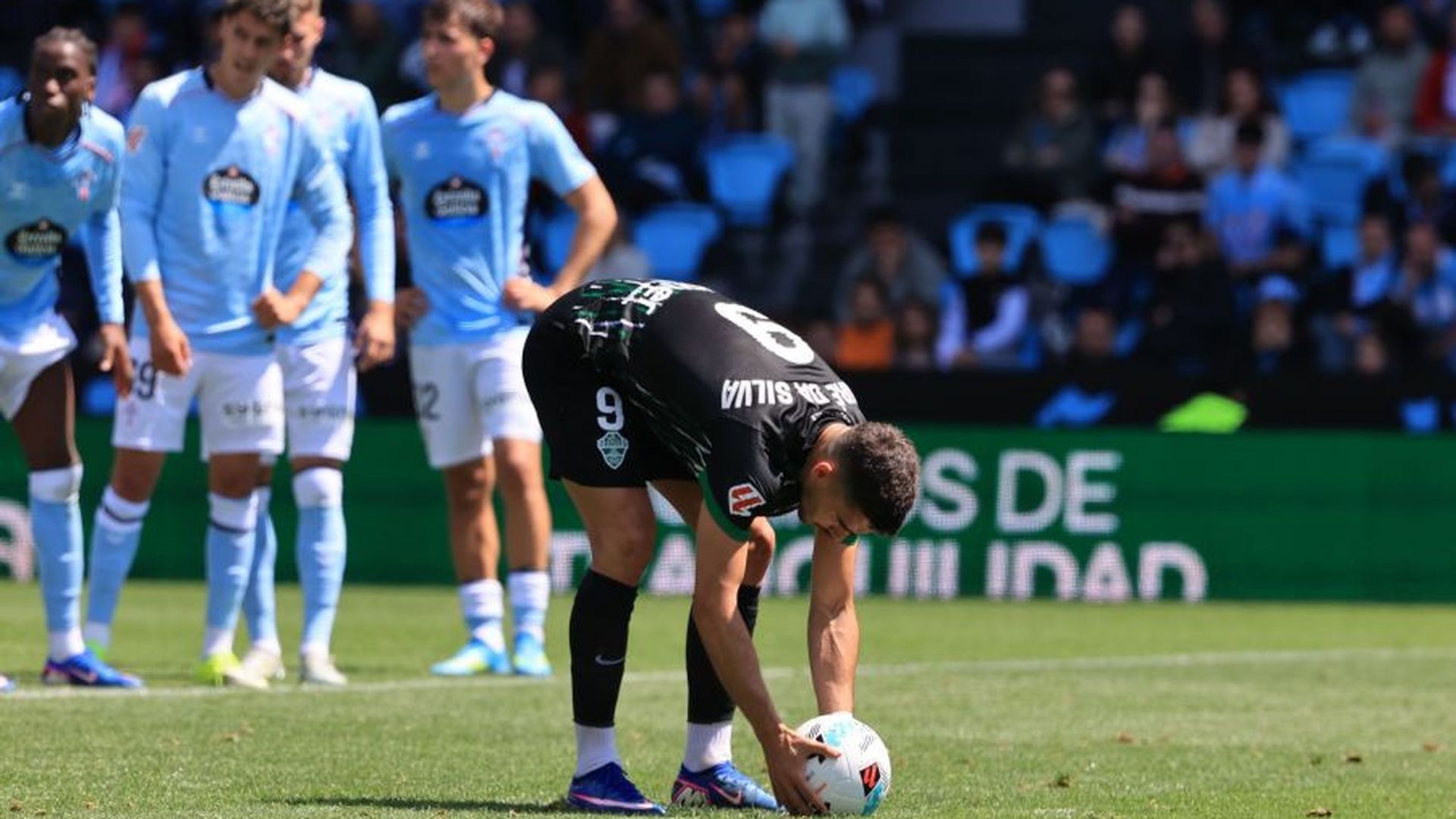 André da Silva en Balaídos lanzando un penalti
