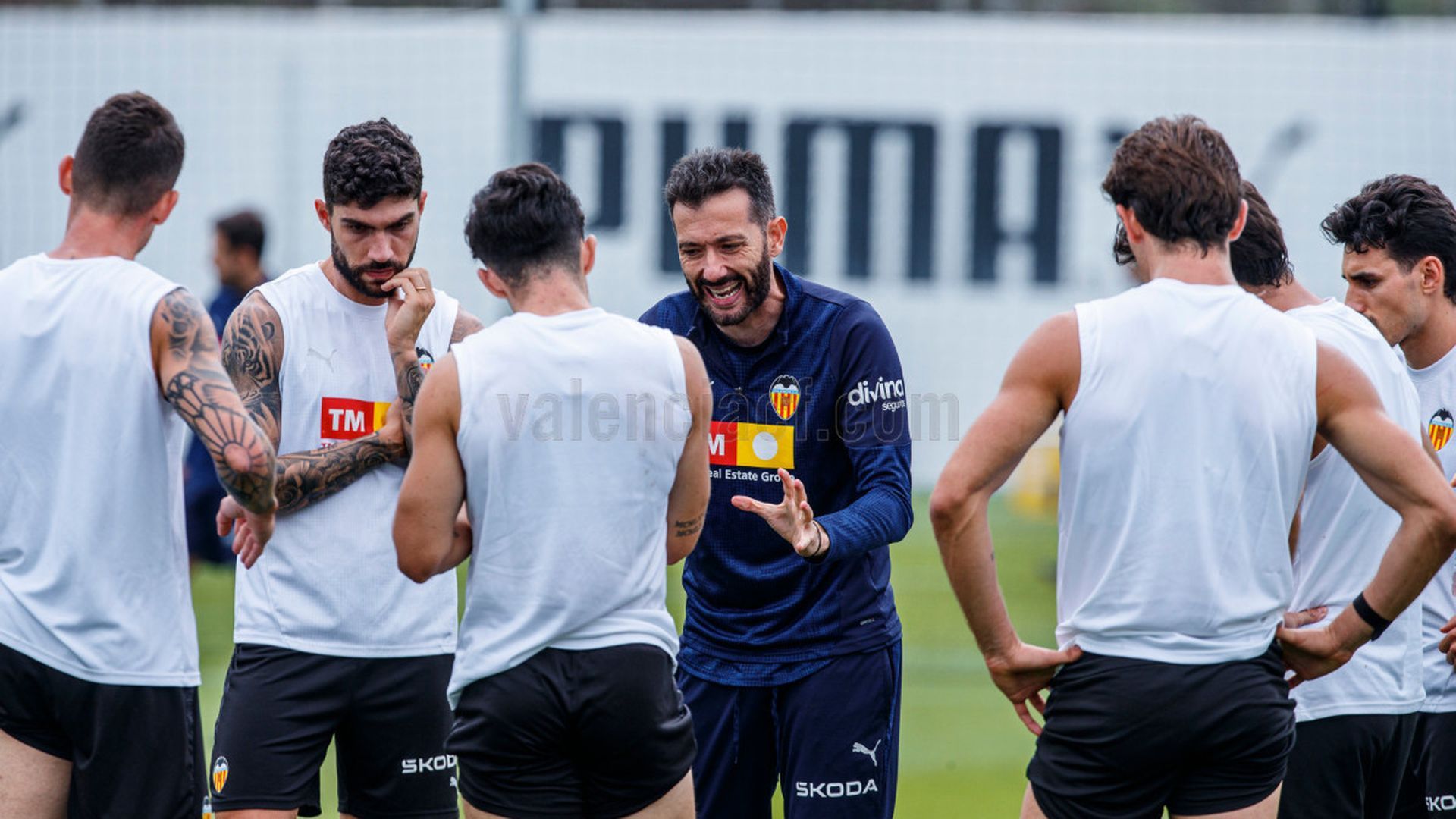 Corberán durante el entrenamiento, Unai Núñez mira