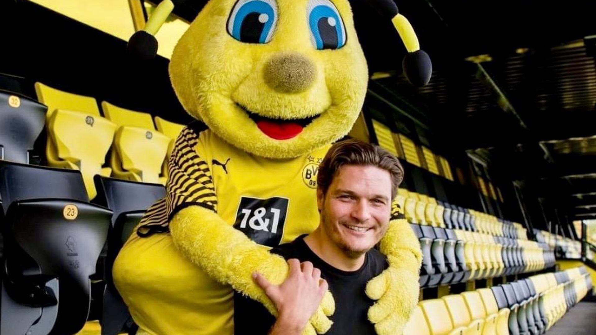 Edin Terzic posa con Emma, la mascota del Borussia Dortmund