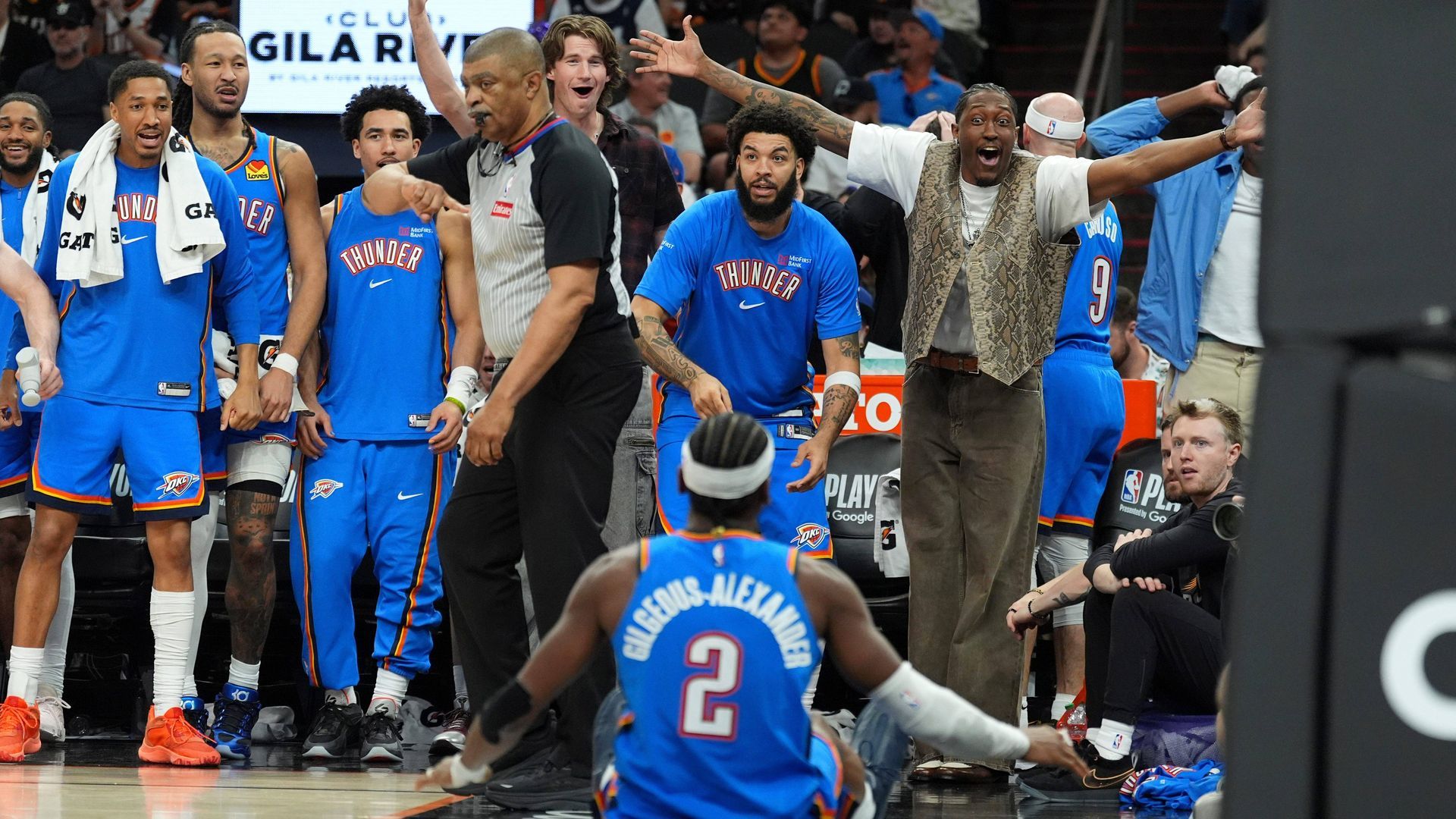 El banquillo de los Thunder y Shai Gilgeous-Alexander celebrando una falta a favor