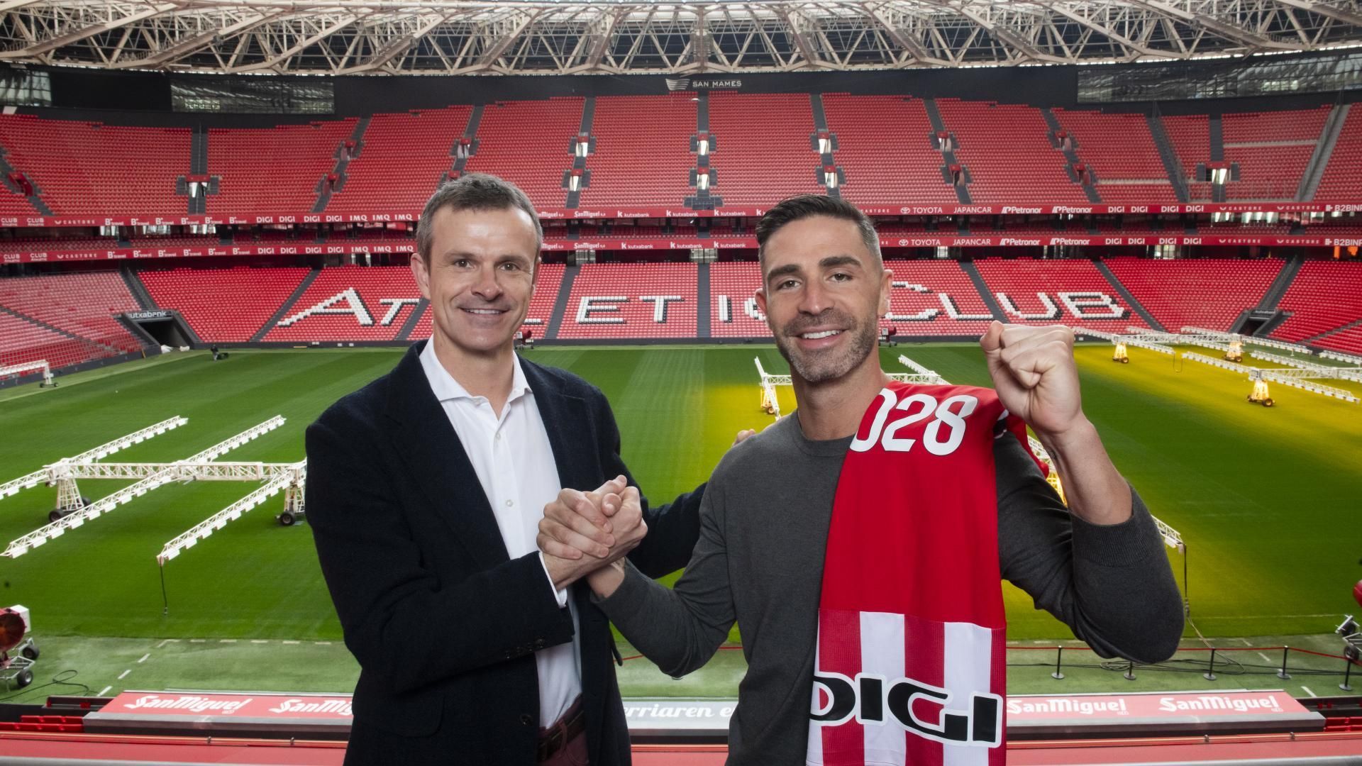 El presidente Jon uriarte junto al renovado central Yeray Álvarez